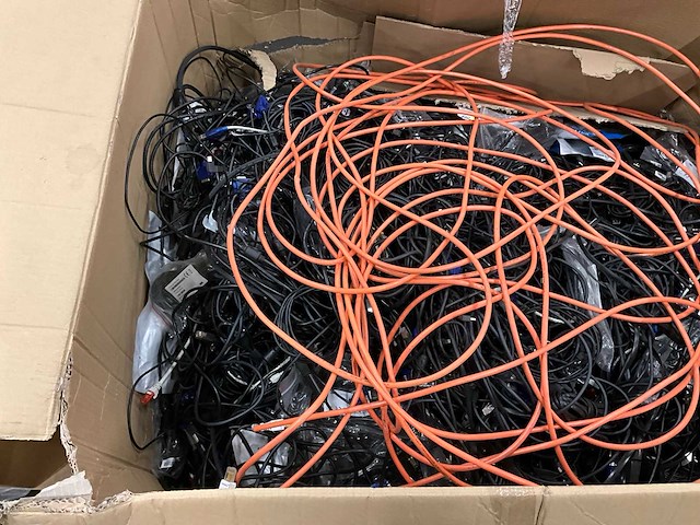 Diverse kabels in palletdoos - afbeelding 2 van  3