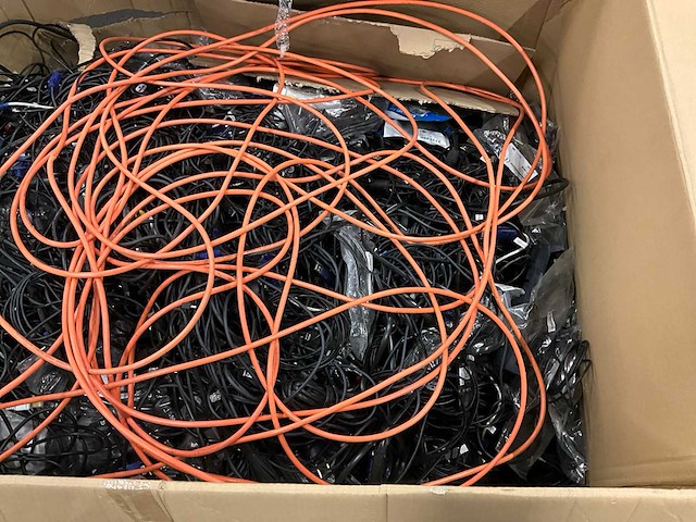 Diverse kabels in palletdoos - afbeelding 3 van  3