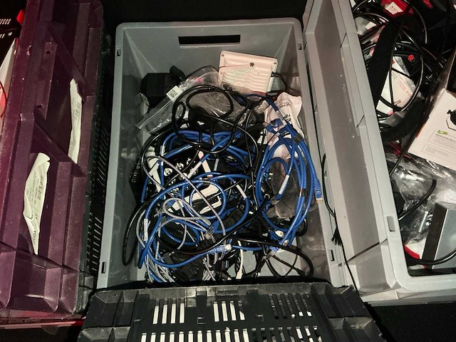 Diverse kabels, verlichting en it goederen - afbeelding 6 van  10