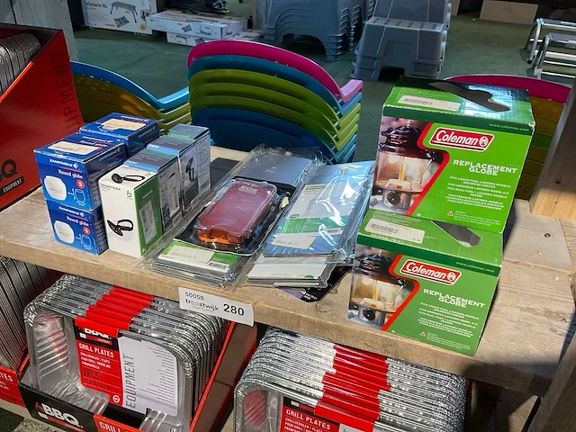Diverse kampeerbenodigdheden - afbeelding 1 van  3