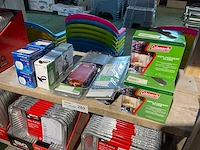 Diverse kampeerbenodigdheden - afbeelding 1 van  3
