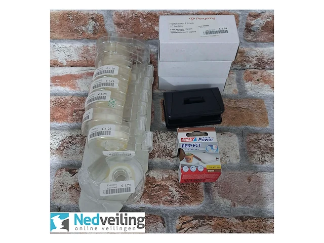 Diverse kantoor accessoires o.a. plakbandrollers en perforators - afbeelding 2 van  3