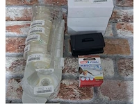 Diverse kantoor accessoires o.a. plakbandrollers en perforators - afbeelding 2 van  3