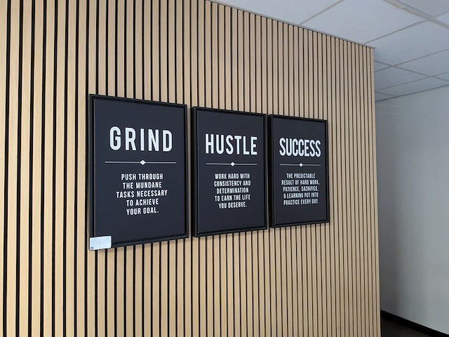 Diverse kantoor items - afbeelding 1 van  8