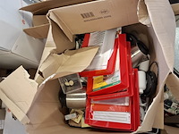 Diverse kantoorartikelen en gereedschap - afbeelding 7 van  24