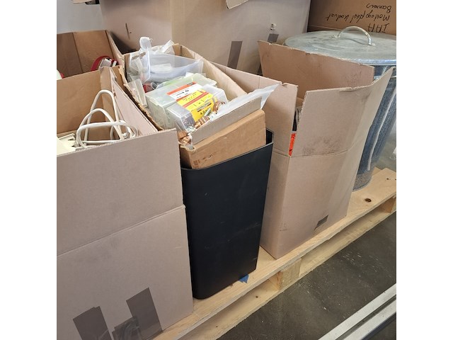 Diverse kantoorartikelen en gereedschap - afbeelding 8 van  24