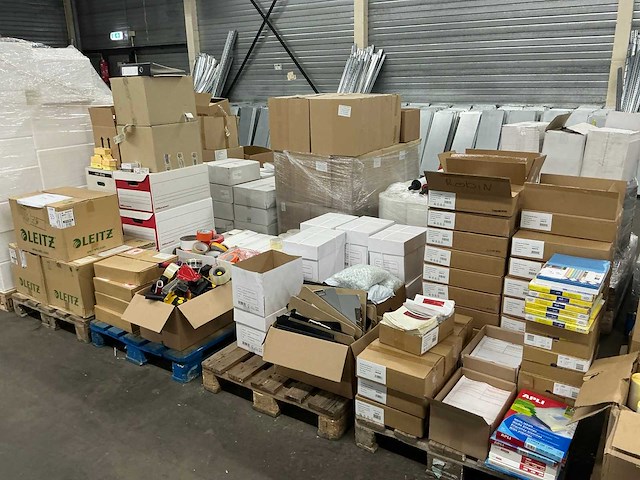 Diverse kantoorartikelen - afbeelding 1 van  8