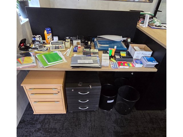 Diverse kantoorbenodigdheden, exclusief bureau - afbeelding 1 van  12