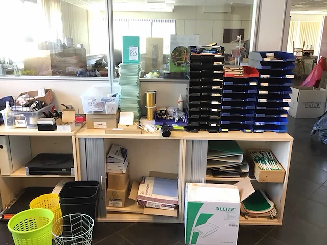 Diverse kantoorbenodigheden - afbeelding 1 van  8