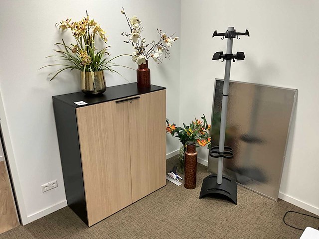 Diverse kantoorinventaris en decoratie - afbeelding 1 van  6