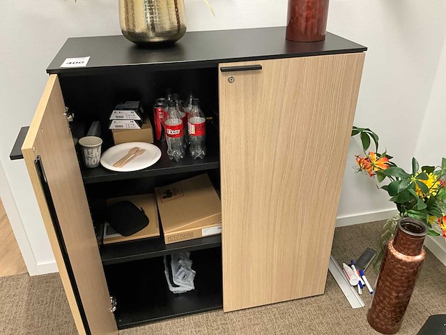 Diverse kantoorinventaris en decoratie - afbeelding 3 van  6