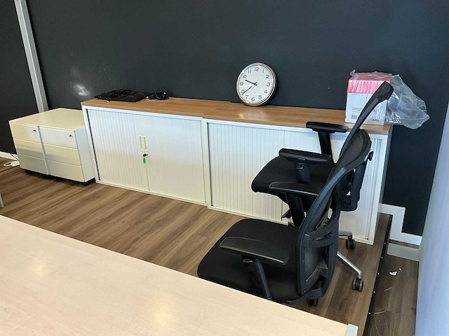 Diverse kantoorinventaris en kantoorartikelen - afbeelding 1 van  7