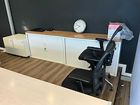 Diverse kantoorinventaris en kantoorartikelen