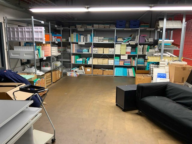 Diverse kantoorinventaris en stellingen - afbeelding 1 van  13