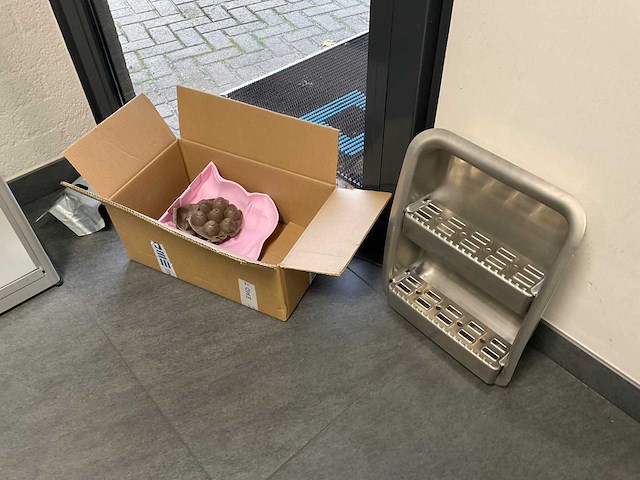 Diverse kantoorinventaris - afbeelding 8 van  9