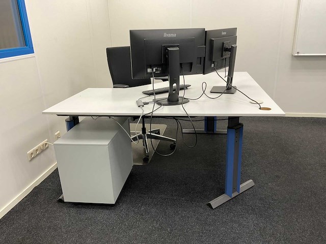 Diverse kantoorinventaris - afbeelding 3 van  8