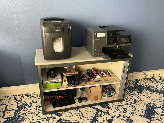 Diverse kantoorinventaris - afbeelding 1 van  8