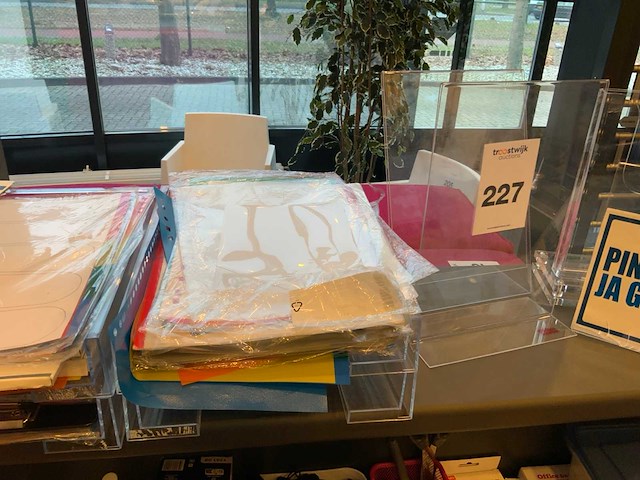 Diverse kantoorinventaris - afbeelding 4 van  13