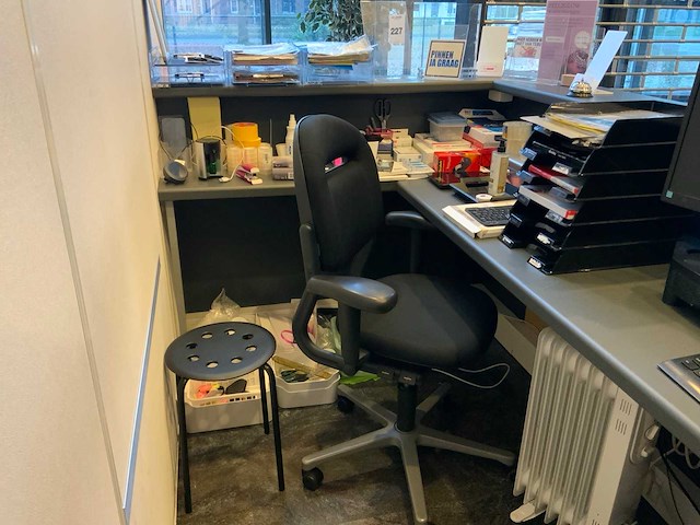 Diverse kantoorinventaris - afbeelding 1 van  13