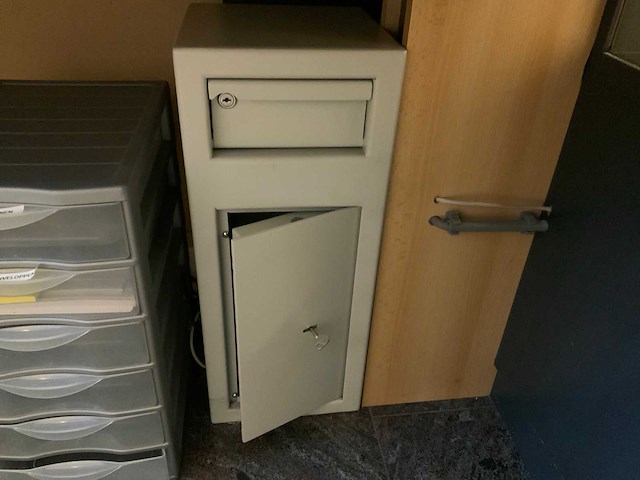 Diverse kantoorinventaris - afbeelding 7 van  13