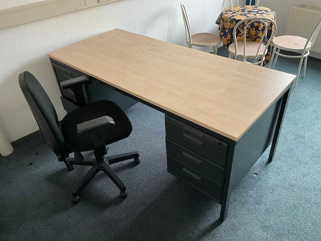 Diverse kantoorinventaris - afbeelding 1 van  7