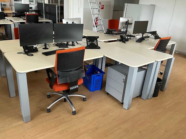 Diverse kantoorinventarissen - afbeelding 1 van  8