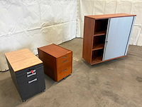 Diverse kantoormeubelen - afbeelding 1 van  5