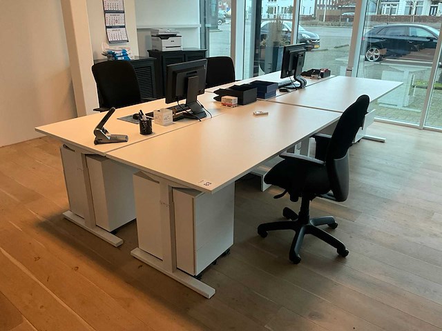 Diverse kantoormeubels - afbeelding 1 van  5