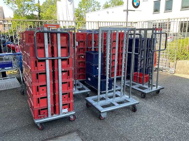 Diverse karren met kratten - afbeelding 2 van  6