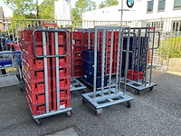Diverse karren met kratten - afbeelding 2 van  6