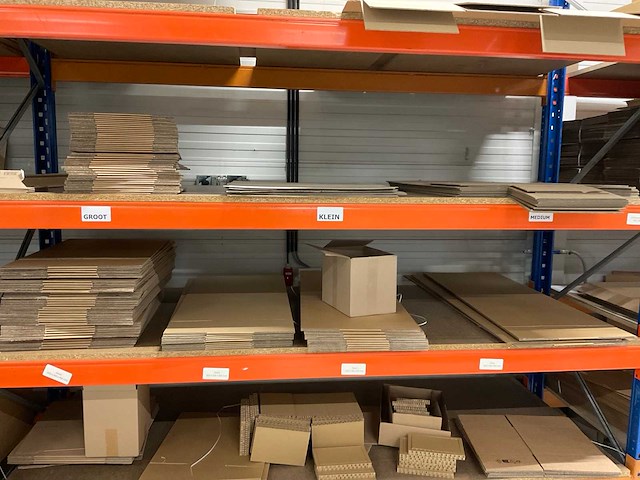 Diverse karton voorraad - afbeelding 11 van  12