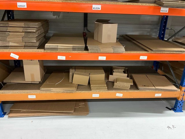 Diverse karton voorraad - afbeelding 7 van  7