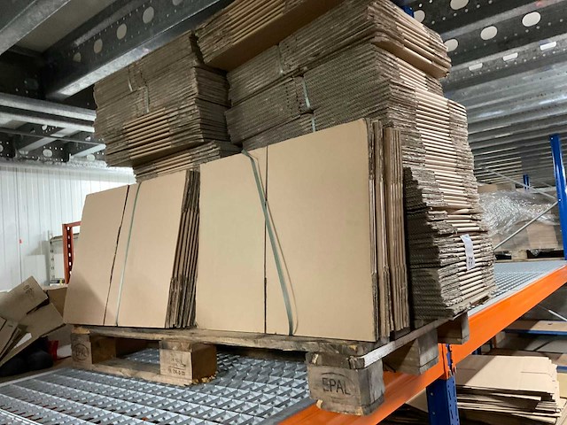 Diverse kartonnen dozen - afbeelding 2 van  3