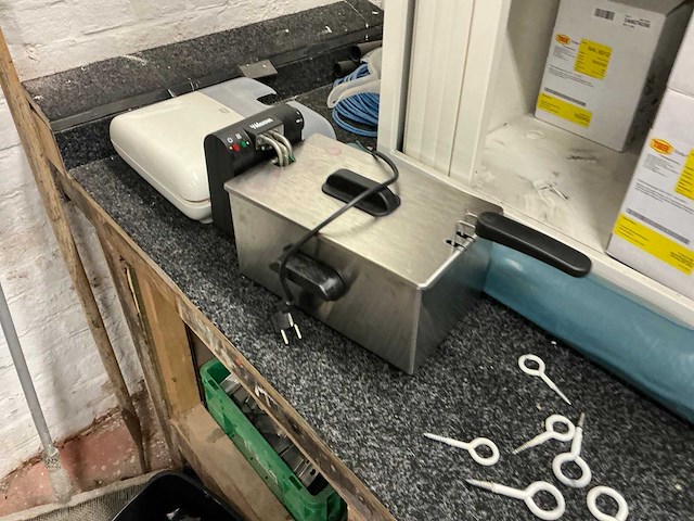 Diverse kasten met inhoud - afbeelding 2 van  14