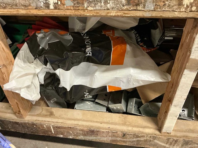 Diverse kasten met inhoud - afbeelding 3 van  14