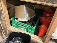Diverse kasten met inhoud - afbeelding 4 van  14