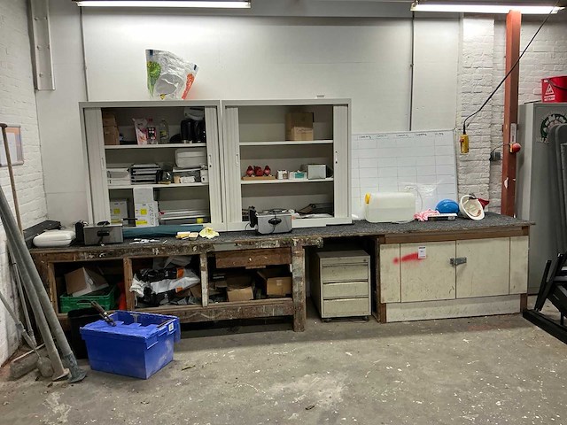 Diverse kasten met inhoud - afbeelding 1 van  14