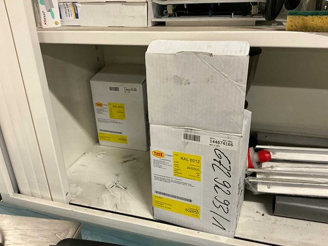 Diverse kasten met inhoud - afbeelding 9 van  14