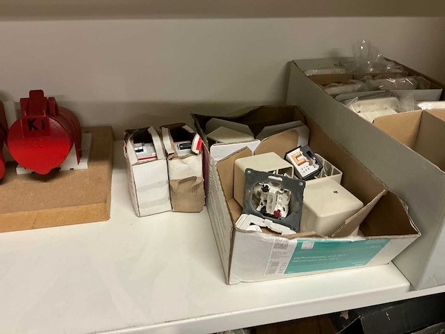 Diverse kasten met inhoud - afbeelding 11 van  14