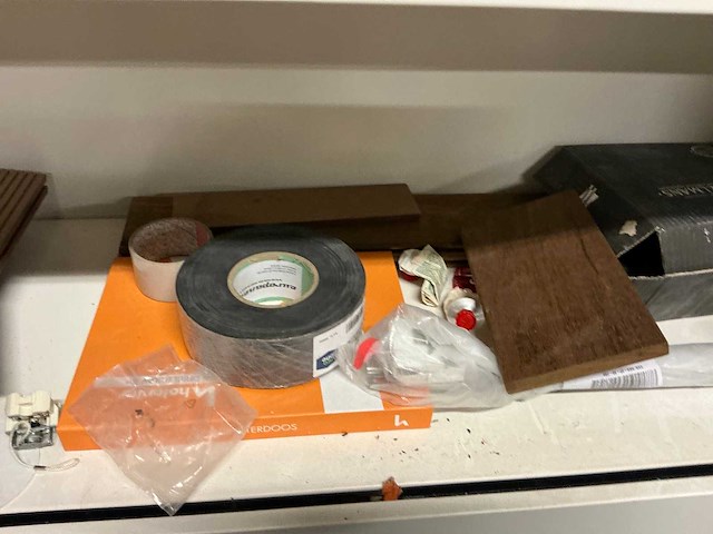 Diverse kasten met inhoud - afbeelding 13 van  14