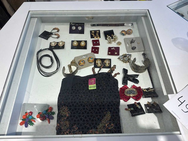 Diverse kettingen en sjaals - afbeelding 6 van  14