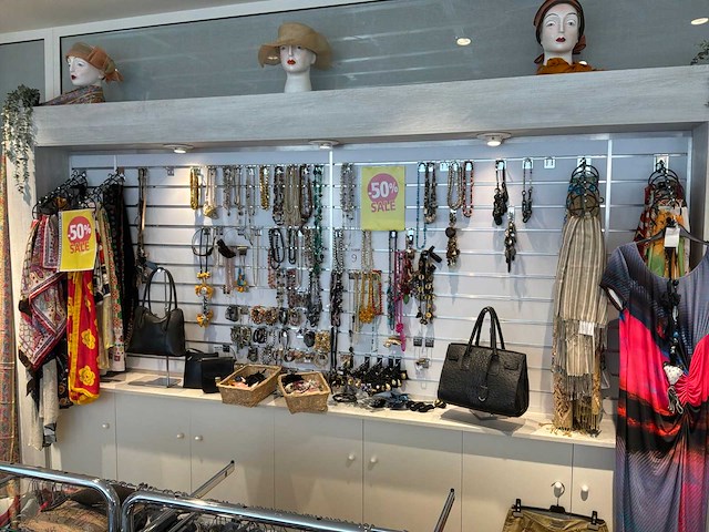 Diverse kettingen en sjaals - afbeelding 1 van  14