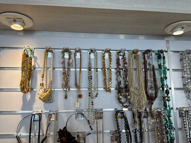 Diverse kettingen en sjaals - afbeelding 8 van  14