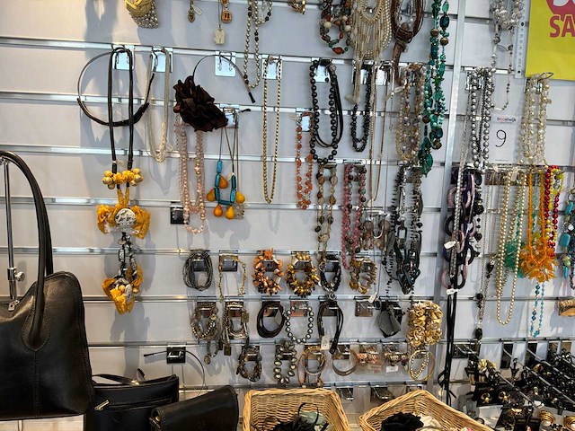 Diverse kettingen en sjaals - afbeelding 9 van  14