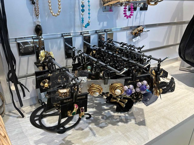 Diverse kettingen en sjaals - afbeelding 12 van  14