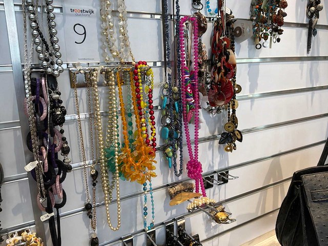 Diverse kettingen en sjaals - afbeelding 13 van  14