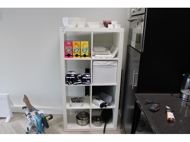 Diverse keuken gerelateerde producten w.o. borden, schaaltjes, bestek en pannen. in vakkenkast. - afbeelding 1 van  4