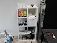 Diverse keuken gerelateerde producten w.o. borden, schaaltjes, bestek en pannen. in vakkenkast. - afbeelding 1 van  4