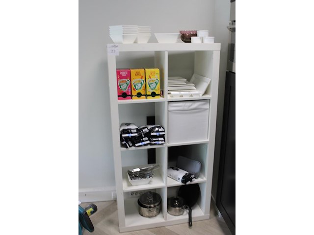 Diverse keuken gerelateerde producten w.o. borden, schaaltjes, bestek en pannen. in vakkenkast. - afbeelding 2 van  4