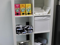 Diverse keuken gerelateerde producten w.o. borden, schaaltjes, bestek en pannen. in vakkenkast. - afbeelding 2 van  4